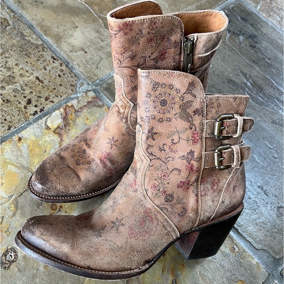 🍃💕Lucchese Distressed Floral Print All Leather Bootie - Picture 1 of 12